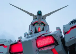 white Gundam Wing robot