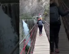 Descubre la experiencia única de cruzar el Honeymoon Bridge, el puente colgante más romántico del mundo