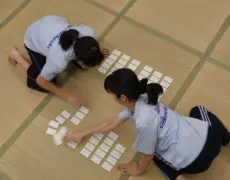 Descubre la magia del Karuta: el juego de cartas poéticas que enamora a todos