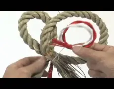 Descubre el significado y la tradición detrás de la Shimenawa, la sagrada cuerda japonesa