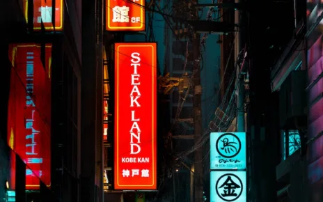 red kanji text signage on brown building during daytime