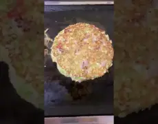 Descubre el auténtico sabor de Japón: Turismo gastronómico en un restaurante de okonomiyaki