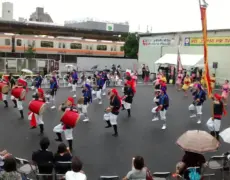 Vive la cultura de Okinawa: Turismo y viaje a través de la música y la danza tradicional en un espectáculo en vivo